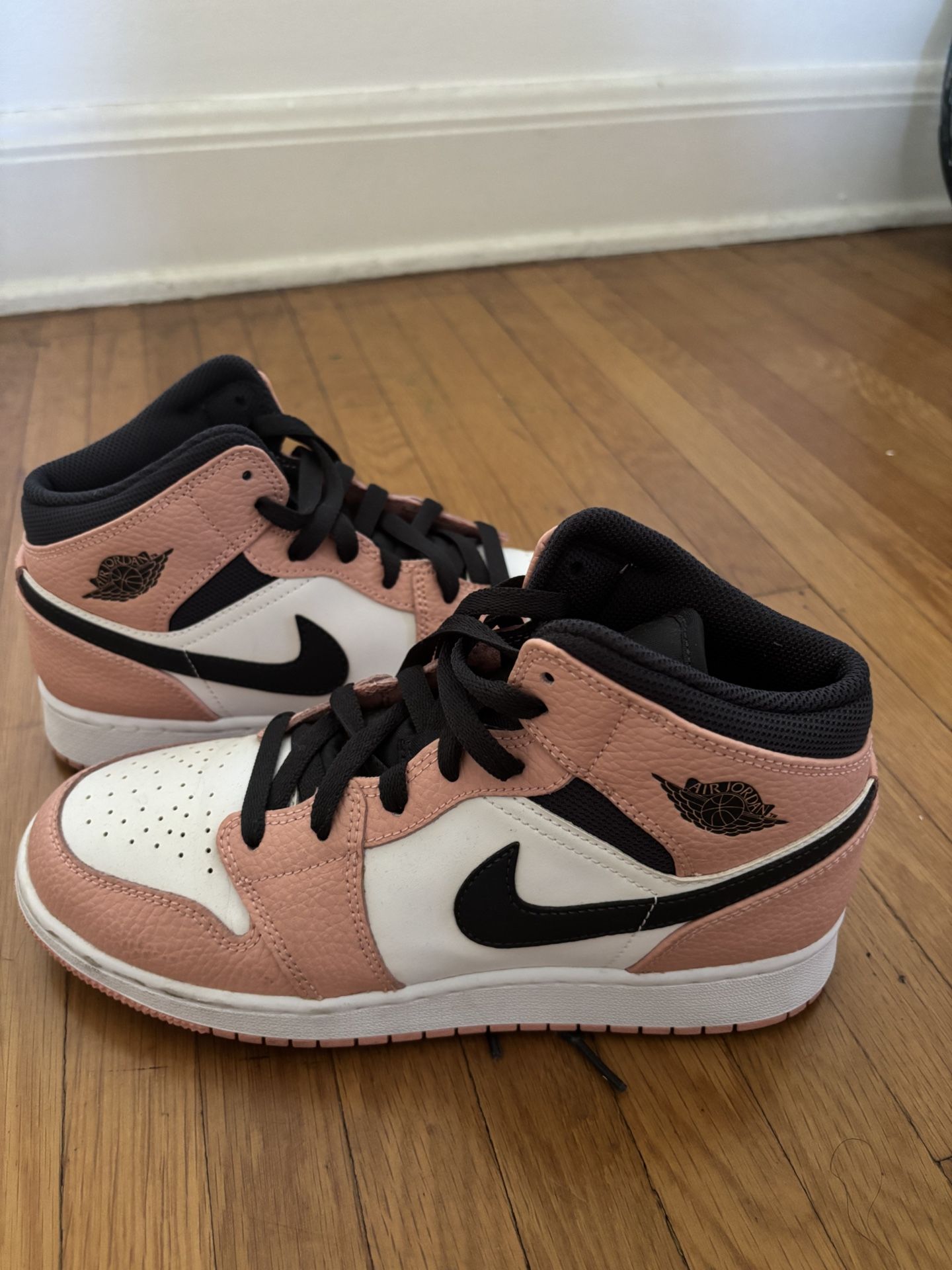 Jordan 1 Mids - Pink