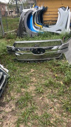 2018-20 Ford F-150 king ranch or platinum Chrome  Grille