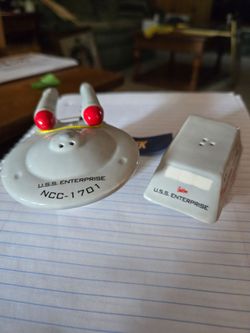 Vintage star trek salt and pepper shakers