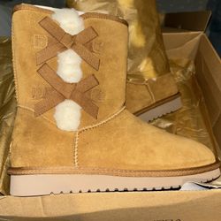 SALE TODAY ONLY! Ugg Women’s Boots With 2 Bows New In Box Size 10/11