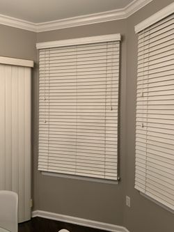 5 Wood blinds. Smaller one is 43.5wide. The double is 72”. And the smallest is31.
