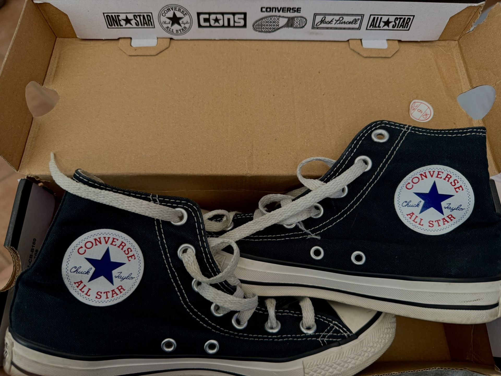 Size 8 Women’s / Size 6 Men’s Converse 