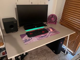 Beige/ white / greyish desk
