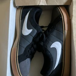 Nike Isolate Lr Size 9.5