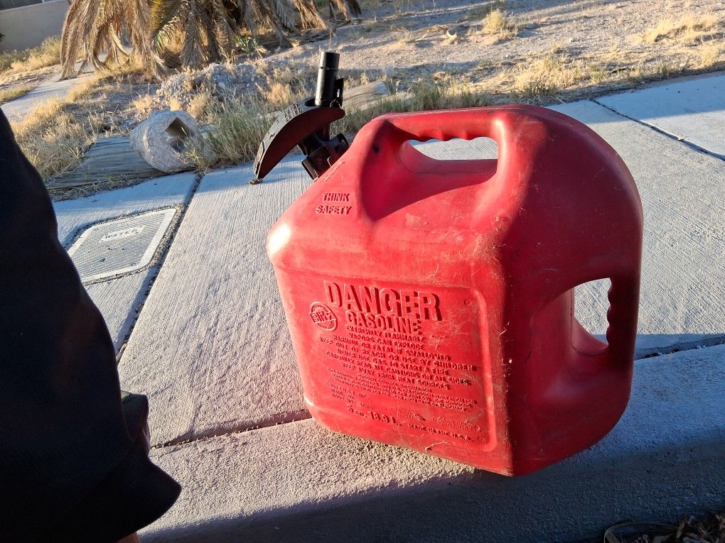 BLITZ RED 5 GAL GAS CAN