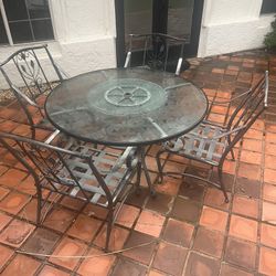 4 Outdoor Chairs And Table 