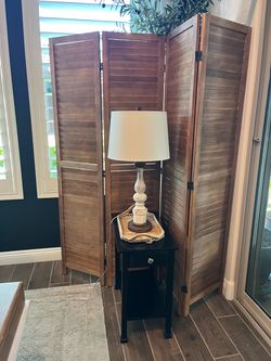 Beautiful wood divider, side table, wicker tray, & lamp bundle