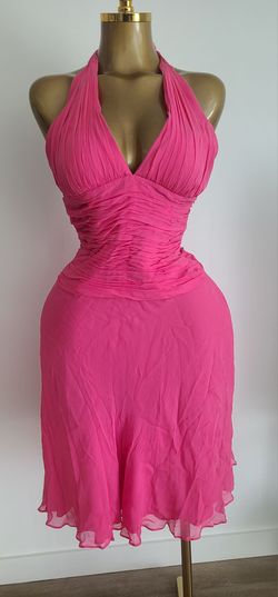 Vestido Vintage Caché Rosa Brillante con Cuello Halter – Talla 10Descripción:
Hermoso vestido vintage Caché en color rosa brillante/Peony, con elegant