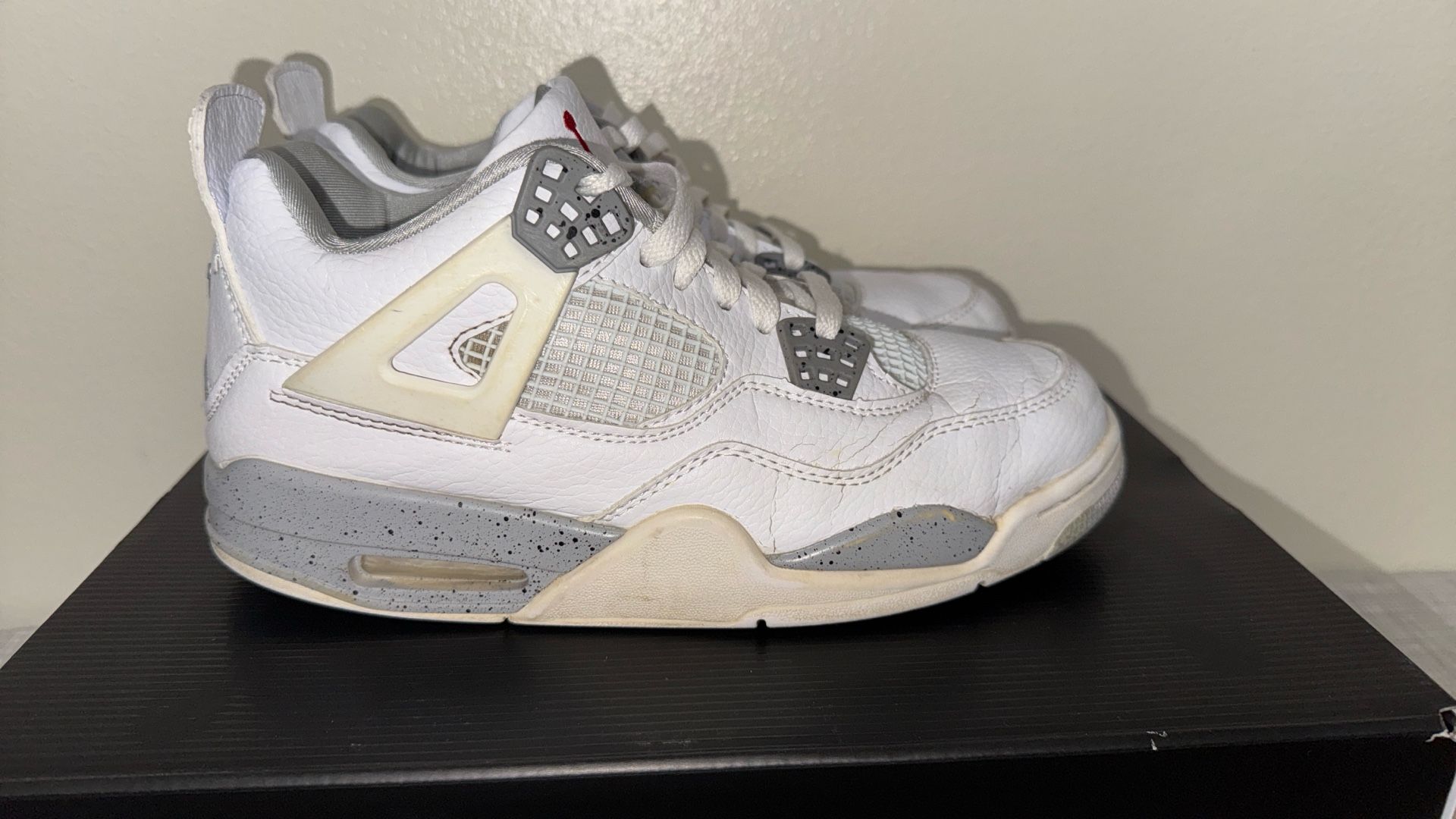 Jordan 4s size 7Y