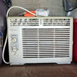 FRIGIDAIRE window AIR conditioner unit