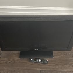 LG Excellent Condition 32” TV with remote
