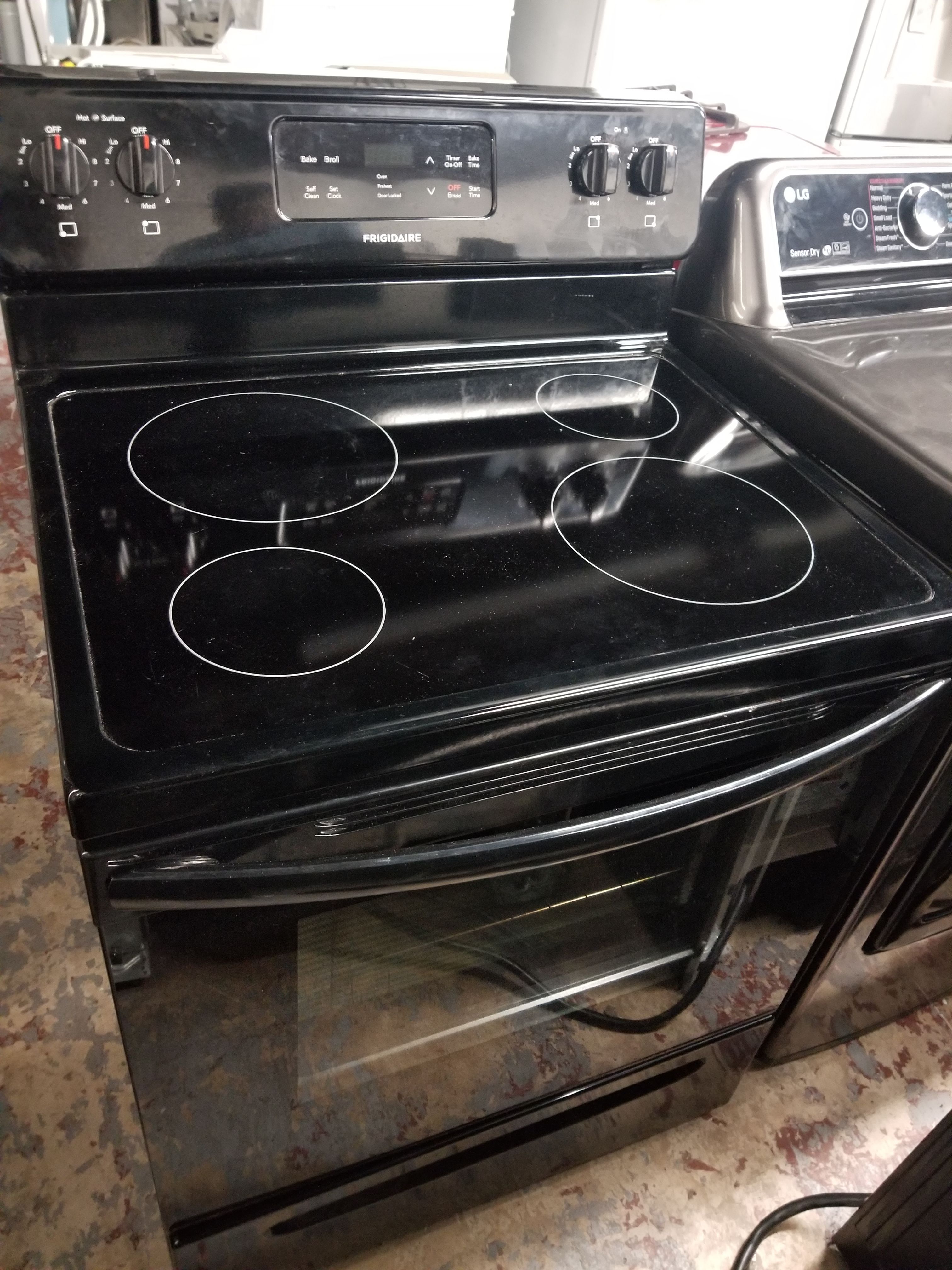 Frigidaire electric glass top stove for Sale in San Antonio, TX OfferUp