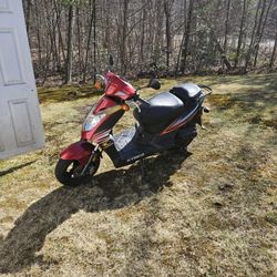 2018 Kymco Agility 2100 Miles. Scooter.