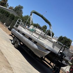 Sun Tracker Pontoon Boat 2006 21’