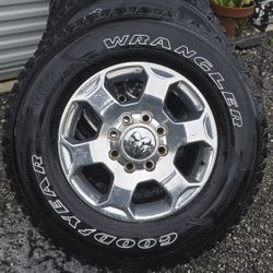 Ram 2500 8x6.5 wheels with tires
Goodyear Wrangler 275/70/18 275/70r18