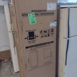 Brand new Samsung slim fridge, delivery available!!!