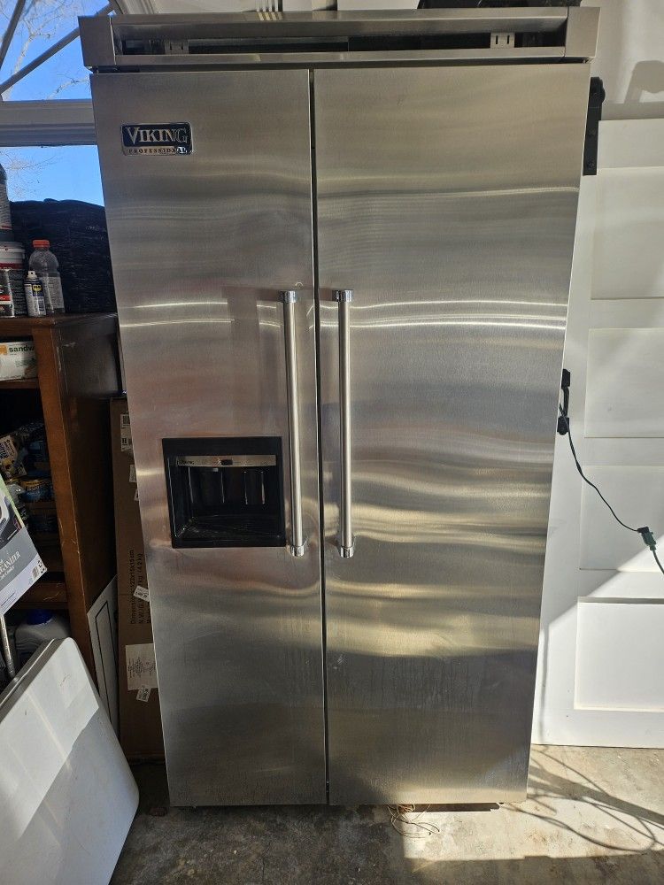 Viking Refrigerator Model VCSB423DSS