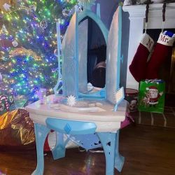 Frozen Disney Elsa's Magical Ice Vanity