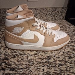 Jordan 1 Mid 