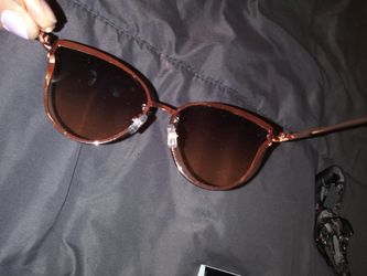 Tahari cateye sunglasses in like new condition