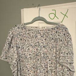 Woman’s Like New Blouse