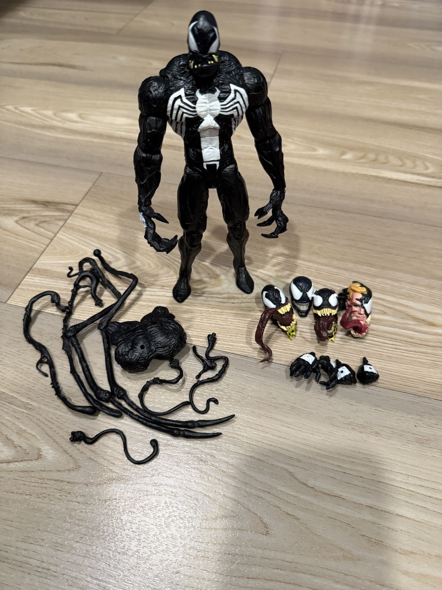 Marvel Select Venom Disney Exclusive PLUS Eddie Brock Transformation Headsculpt