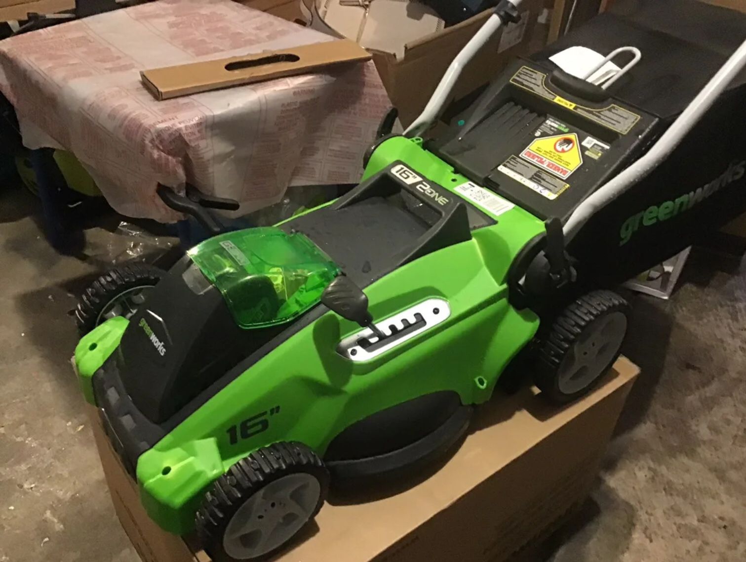 Greenworks 40 volt 16” lawn mower new never used the original box comes with accessories 1 battery & 1 charger new works great