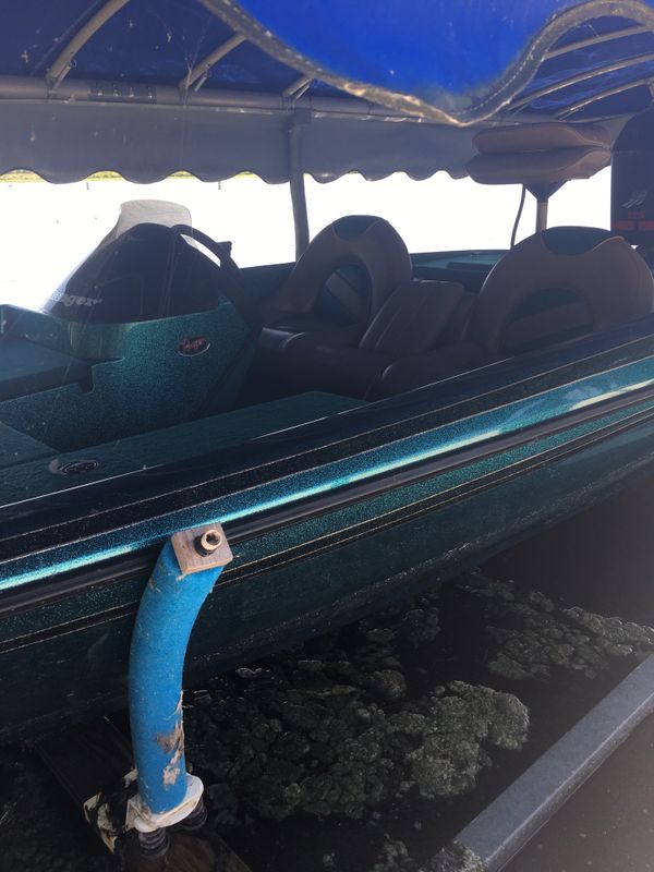 2000 ranger bass boat 17 ft. with 125 mercury 2 stroke engine and 24 volt trolling motor with garman