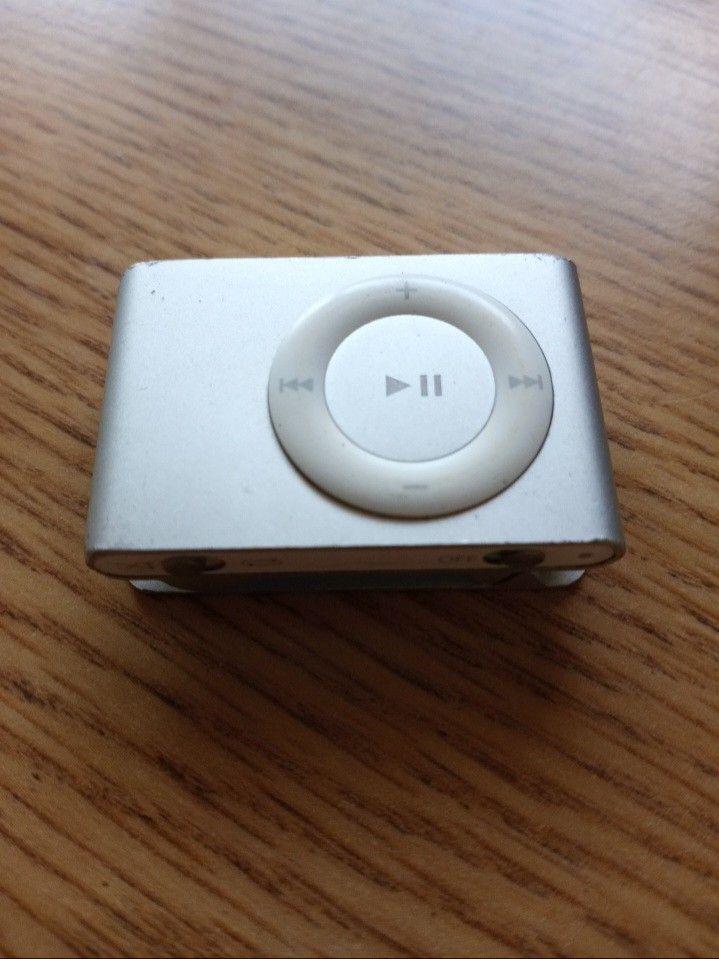 Silver Ipod Shuffle 2nd Generation 2gb