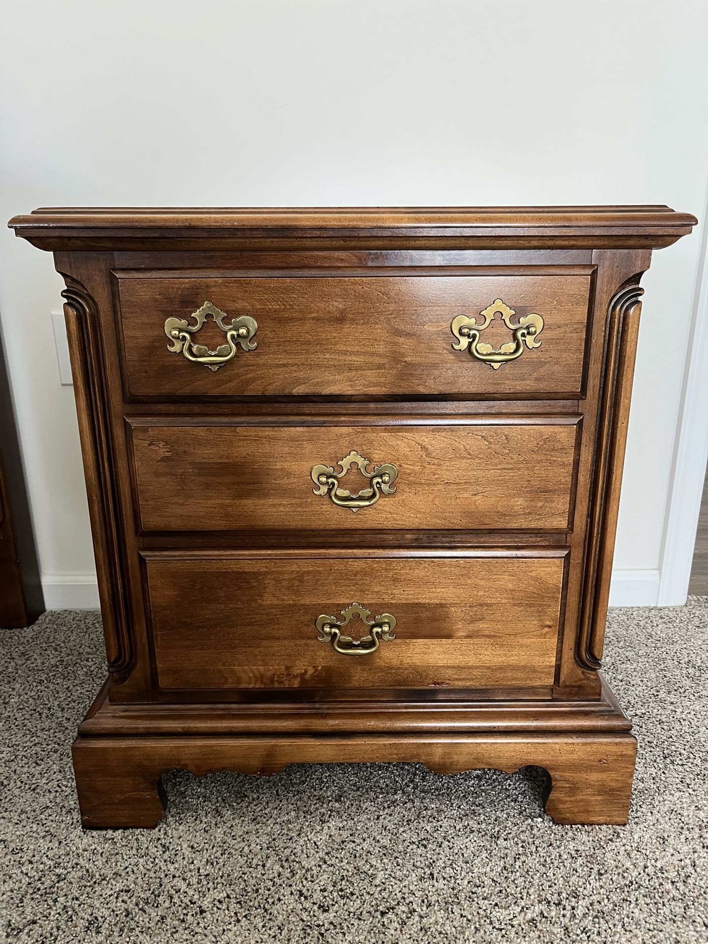 Vintage Solid Wood 3-Drawer Nightstand - Classic Look