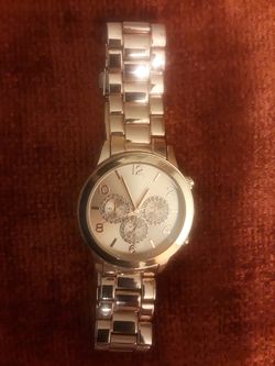 Reloj trabaja tiene batería..es ros gold