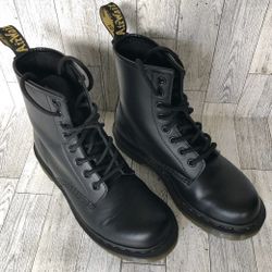 Dr. Martens 11821 AW004 Women’s Black Leather Combat Boots 8Eye Lace-Up Sz US 10