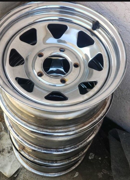 14 inch chevy rims in good condition. Chrome.
14x7
Lug pattern 5x4.75 