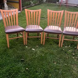 4 Wood Chairs Without Table Very Good Condition 