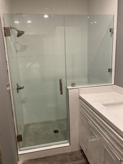 Shower door glass. Puertas de vidrio para baños