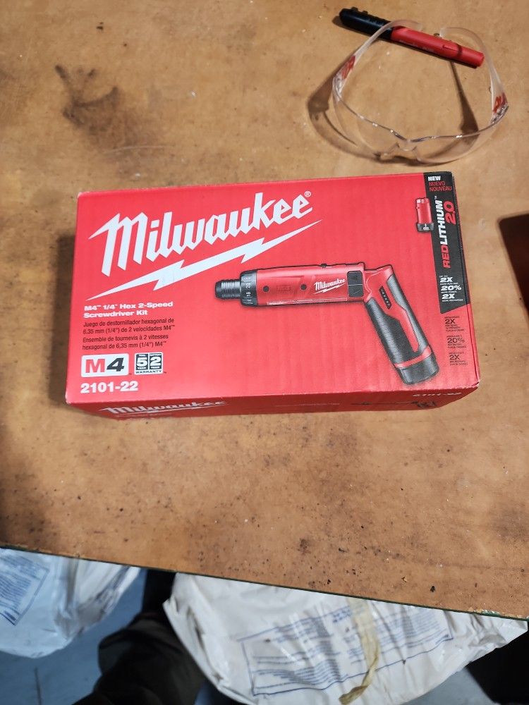 Milwaukee M4 1/4 Screwdriver 2 Batterys