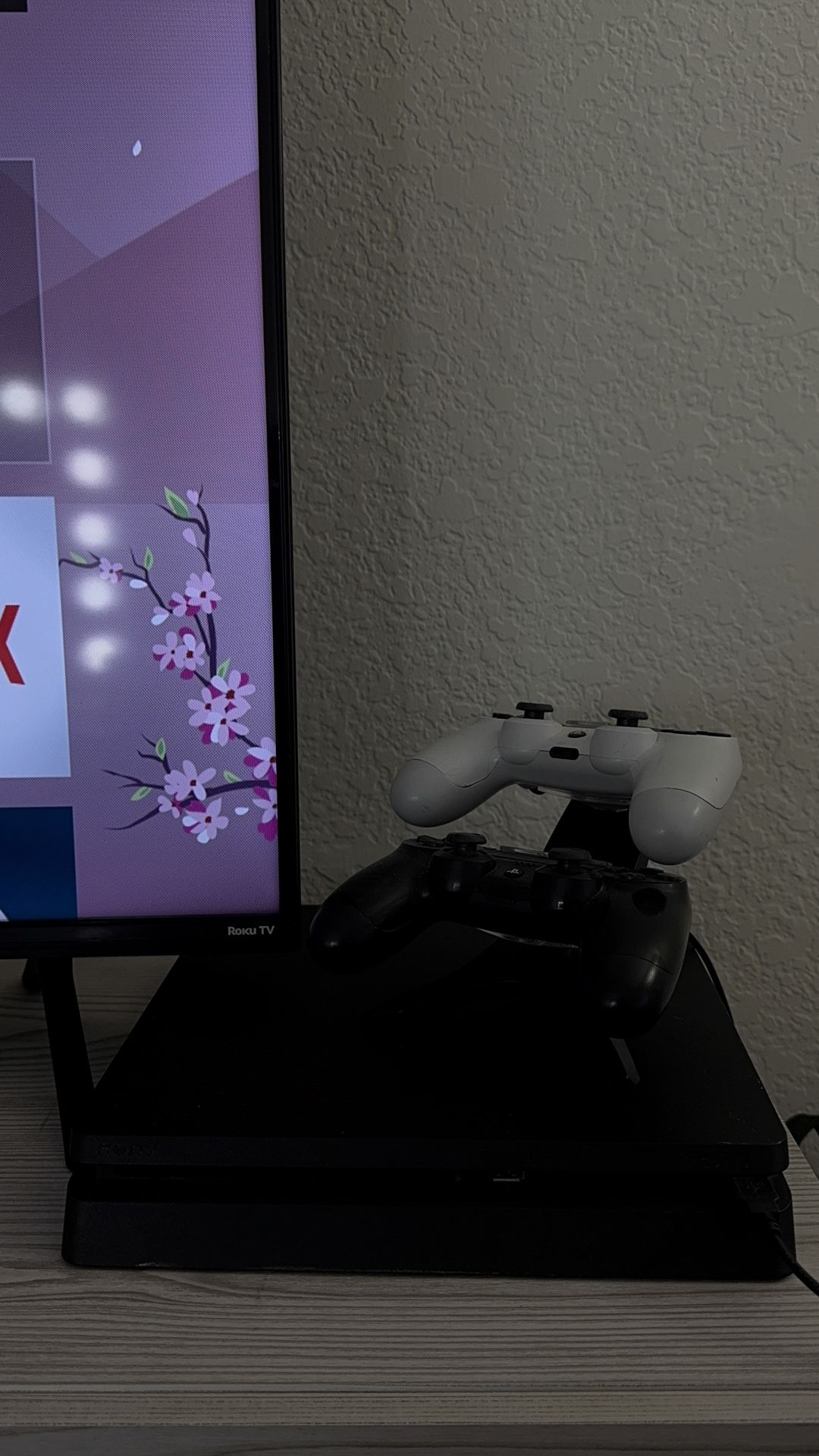 PLAYSTATION 4 +2 CONTROLLERS WITH STAND + 5 GAMES