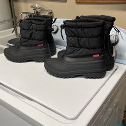 New Men N Women Snow Boots 25.00 Each Pair