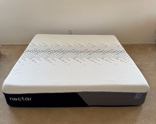 Nectar Luxe Hybrid Cal King Mattress - Like New Condition