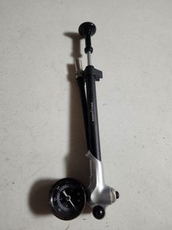 Bicycle shock suspension pump with guage
