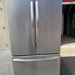 Refrigerator Básicamente está nuevo nunca se metió Comida dentro sólo que no le sirve la luz de arriba