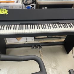 Roland F-107 Digital Piano