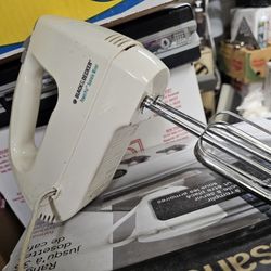 BLACK & DECKER HAND MIXER IN EXCELLENT CONDITION 