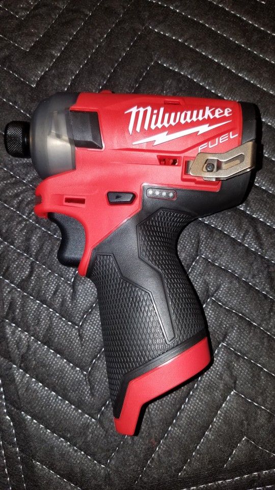 Milwaukee M12 Surge