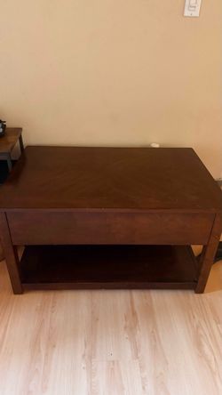 Coffee table with wheels and a lift