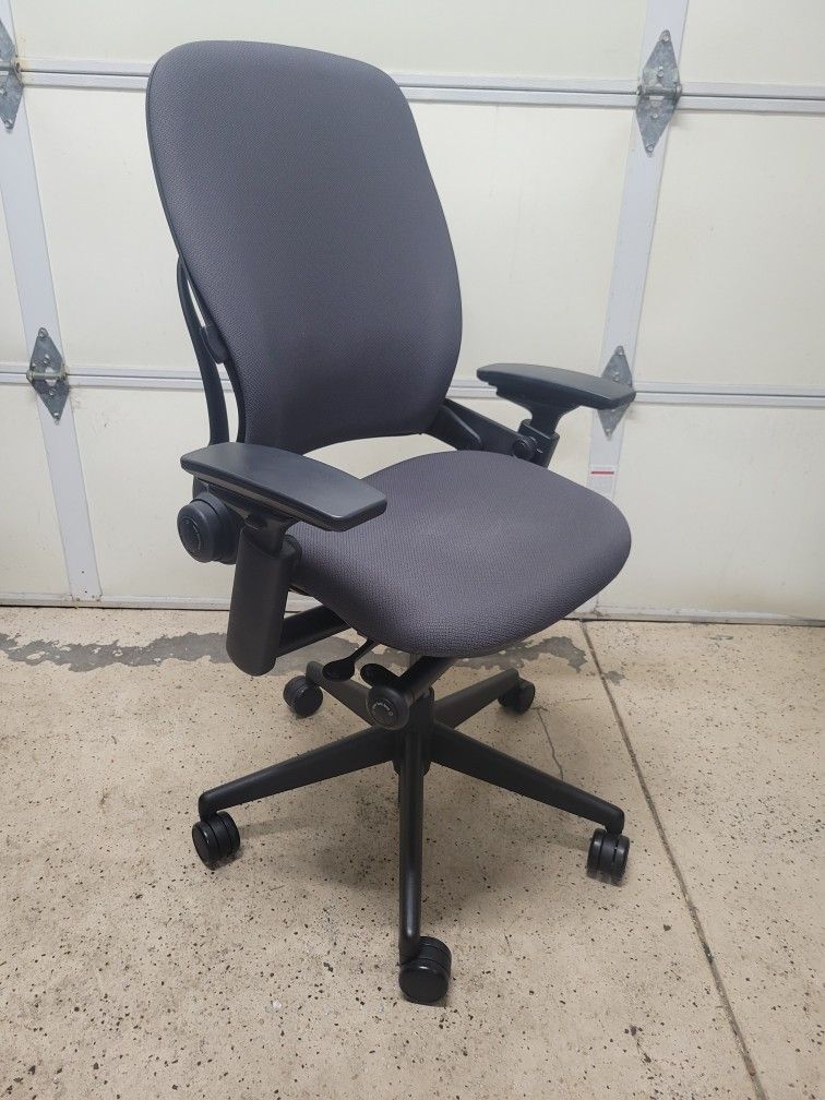 2018 Editiion Steelcase Leap V2 - Excellent Shape - Fully Loaded Ergonomic Rolling Computer Desk Office Chair
