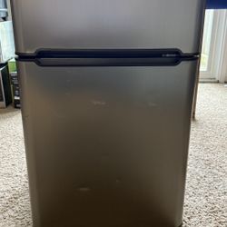 Haier 3.3 Cu. Ft. Compact Refrigerator – Model HNDE03VSBJ