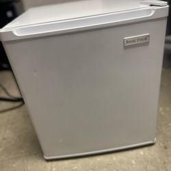 White 2.2 mini cu ft mini fridge 