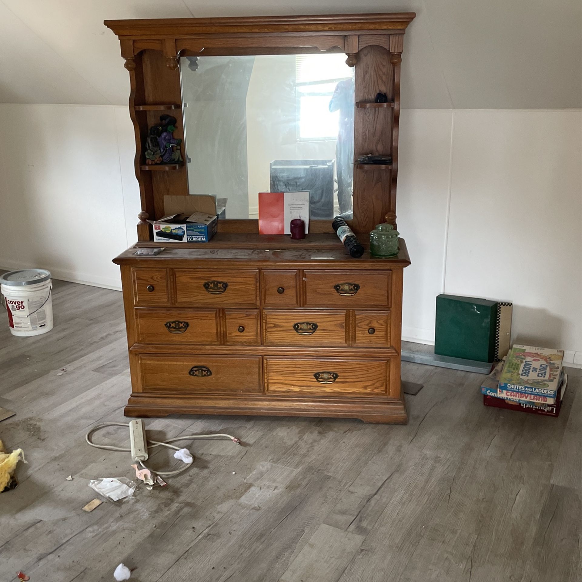 Dresser With Mirror 