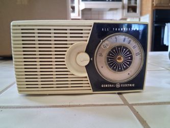 VINTAGE ~ 1960 GENERAL ELECTRIC P800A TRANSISTOR RADIO . WORKS...asking $25.00 